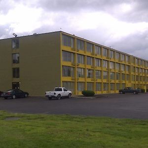 Country Hearth Inn & Suites